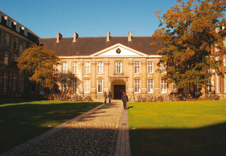 Binnenplein van het Pauscollege te Leuven. Binnenplein van het Pauscollege te Leuven.