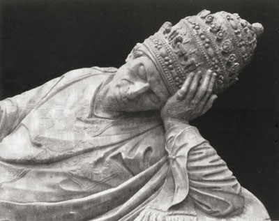 Detail van het grafmonument van Adrianus VI. Detail van het grafmonument van Adrianus VI.