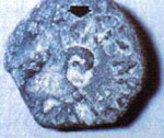 Pièce de Ponce Pilate avec la houlette surmontée des lettres « CAICAPOC ». Pièce de Ponce Pilate avec la houlette surmontée des lettres « CAICAPOC ».