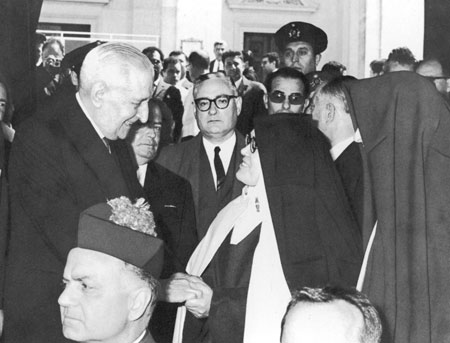Ontmoeting tussen Dr. Oliveira Salazar en zuster Lucia in Fatima op 13 mei 1967. Ontmoeting tussen Dr. Oliveira Salazar en zuster Lucia in Fatima op 13 mei 1967.