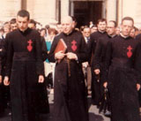 Remise du Liber accusationis II par l'abbé de Nantes à Rome en 1983