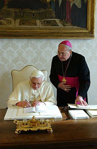 Benedict XVI signs the encyclical « Deus Caritas est », 
25 December 2005.