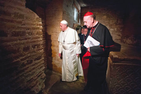A few days after his election, on April 1, 2013, Pope Francis went to the “ Vatican grottoes, ” accompa-nied by Cardinal Angelo Comastri, the archpriest of St. Peter’s Basilica. He is the first Pope to have visited the excavations under St. Peter since the discovery and undoubted identification of the Prince of the Apos-tles’ relics. He stopped and collected himself before Pope John Paul I’ tomb : “ Let us entrust to the Mercy of the Father those who are buried here and await the resurrection of the flesh. ”