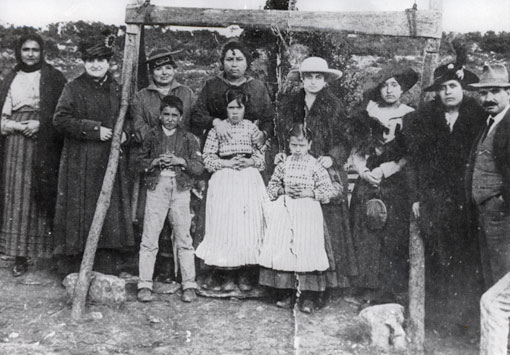 October 1917 : The three seers, in the company of pilgrims 