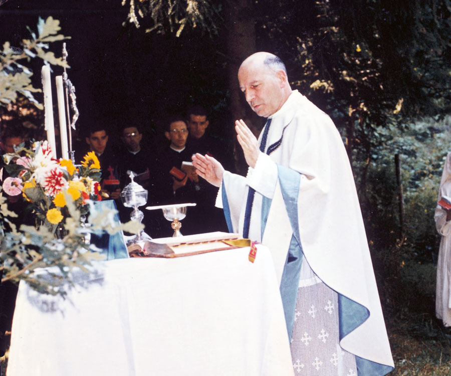 On the occasion of a pilgrimage to Annecy in 1980, Father de Nantes celebrated the Holy Sacrifice of Mass in a clearing.